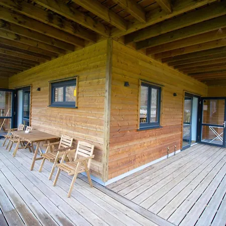 Recreatiedomein Warredal - The Lodge Neeroeteren Exterior photo